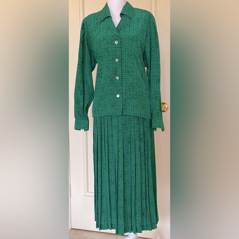 Jaeger Blouse and Pleated Skirt Set. US Size 14. Green with Purple/Black Dots.